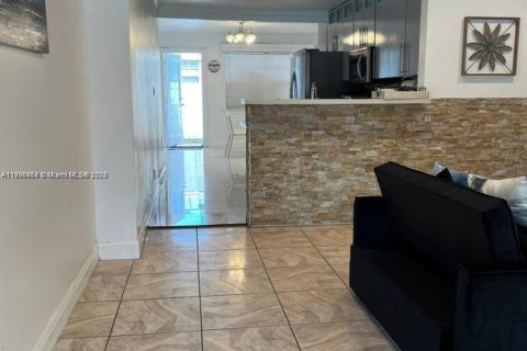 Снять в аренду виллу или дом в Холливуд, Флорида 2 спальни, 123.37м2, № 1948149 - фото 13