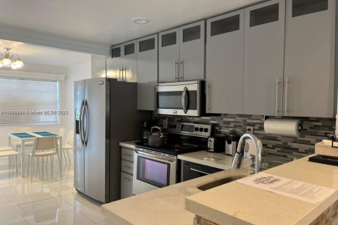 Снять в аренду виллу или дом в Холливуд, Флорида 2 спальни, 123.37м2, № 1948149 - фото 1