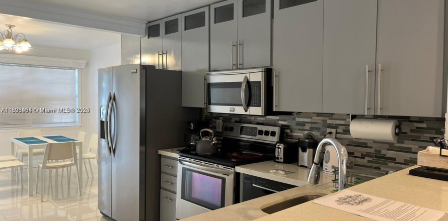 Дом в Холливуд, Флорида 2 спальни, 123.37м2 № 1948149