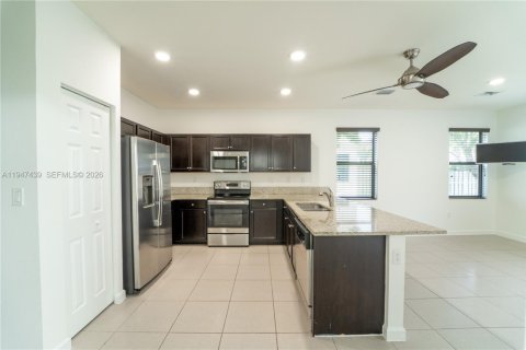 Townhouse in Homestead, Florida 2 bedrooms, 132.11 sq.m. № 2003384 - photo 8