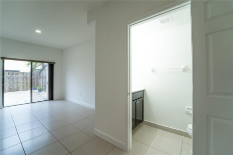 Townhouse in Homestead, Florida 2 bedrooms, 132.11 sq.m. № 2003384 - photo 13