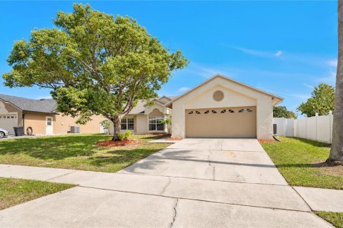 House in Winter Springs, Florida 3 bedrooms, 141.58 sq.m. № 2425475 - photo 3