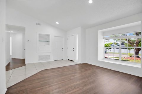 House in Winter Springs, Florida 3 bedrooms, 141.58 sq.m. № 2425475 - photo 5