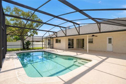 House in Winter Springs, Florida 3 bedrooms, 141.58 sq.m. № 2425475 - photo 2