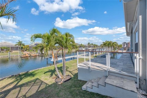 House in Apollo Beach, Florida 4 bedrooms, 278.06 sq.m. № 2111971 - photo 6