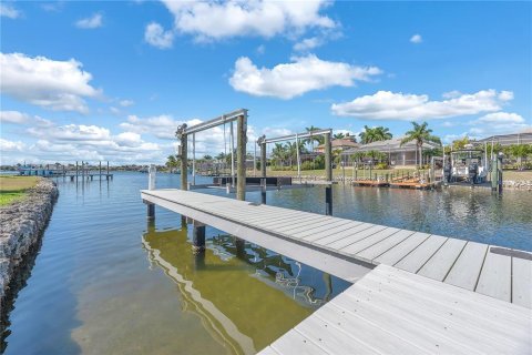 House in Apollo Beach, Florida 4 bedrooms, 278.06 sq.m. № 2111971 - photo 12