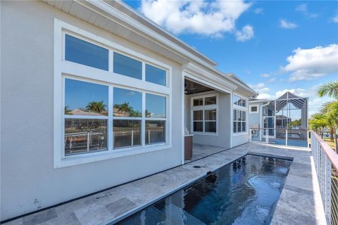 House in Apollo Beach, Florida 4 bedrooms, 278.06 sq.m. № 2111971 - photo 17