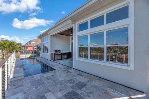 House in Apollo Beach, Florida 4 bedrooms, 278.06 sq.m. № 2111971 - photo 19