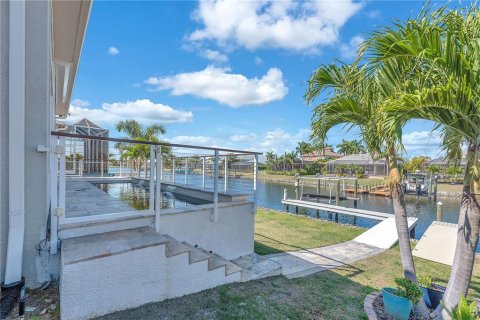 House in Apollo Beach, Florida 4 bedrooms, 278.06 sq.m. № 2111971 - photo 9