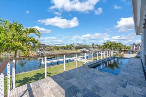House in Apollo Beach, Florida 4 bedrooms, 278.06 sq.m. № 2111971 - photo 18