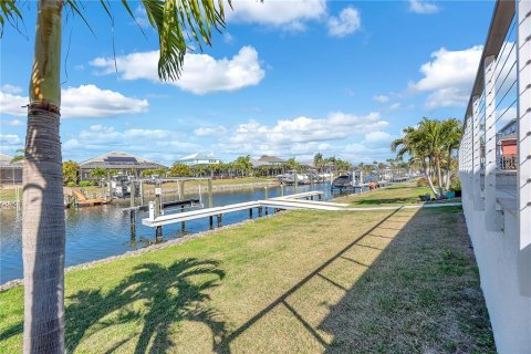 House in Apollo Beach, Florida 4 bedrooms, 278.06 sq.m. № 2111971 - photo 7