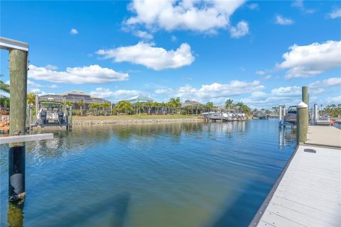 House in Apollo Beach, Florida 4 bedrooms, 278.06 sq.m. № 2111971 - photo 15