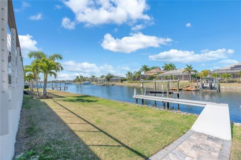 House in Apollo Beach, Florida 4 bedrooms, 278.06 sq.m. № 2111971 - photo 8