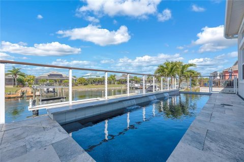 House in Apollo Beach, Florida 4 bedrooms, 278.06 sq.m. № 2111971 - photo 21