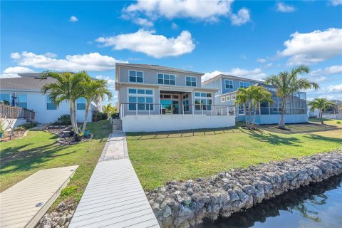 House in Apollo Beach, Florida 4 bedrooms, 278.06 sq.m. № 2111971 - photo 13
