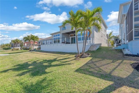 House in Apollo Beach, Florida 4 bedrooms, 278.06 sq.m. № 2111971 - photo 5