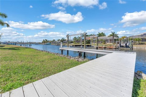 House in Apollo Beach, Florida 4 bedrooms, 278.06 sq.m. № 2111971 - photo 11