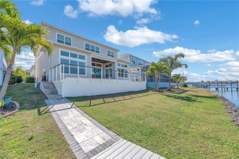 House in Apollo Beach, Florida 4 bedrooms, 278.06 sq.m. № 2111971 - photo 10