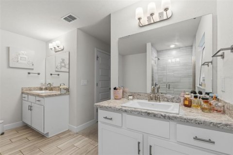 House in Lakeland, Florida 4 bedrooms, 215.63 sq.m. № 2358558 - photo 12