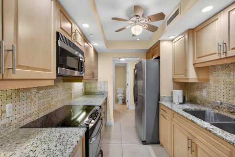 Condo in Riviera Beach, Florida, 1 bedroom № 2077454 - photo 9