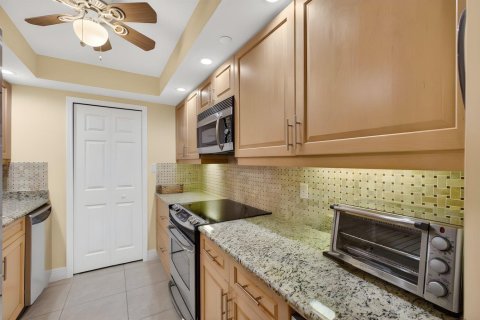 Condo in Riviera Beach, Florida, 1 bedroom № 2077454 - photo 11