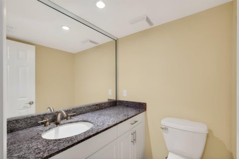 Condo in Riviera Beach, Florida, 1 bedroom № 2077454 - photo 15