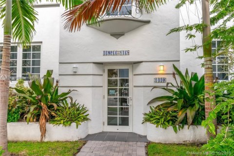 Copropriété à vendre à Miami Beach, Floride: 2 chambres, 76.18 m2 № 2047432 - photo 1