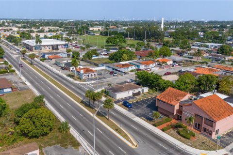 Commercial property in Hialeah, Florida № 1185363 - photo 1