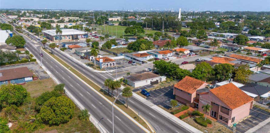 Commercial property in Hialeah, Florida № 1185363
