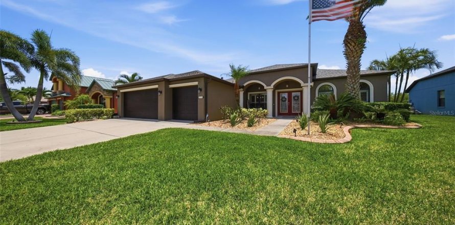 House in Apollo Beach, Florida 5 bedrooms, 270.9 sq.m. № 2208656