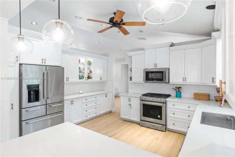 Villa ou maison à louer à Palmetto Bay, Floride: 4 chambres, 261.33 m2 № 1920379 - photo 16