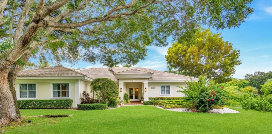 Villa ou maison à Palmetto Bay, Floride 4 chambres, 261.33 m2 № 1920379