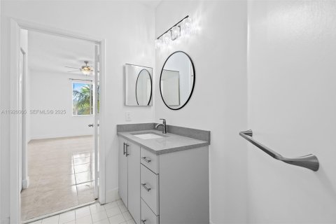 Condo in Davie, Florida, 2 bedrooms  № 1990887 - photo 17