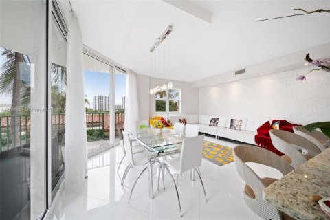 Condo in Aventura, Florida, 2 bedrooms № 1921064 - photo 9