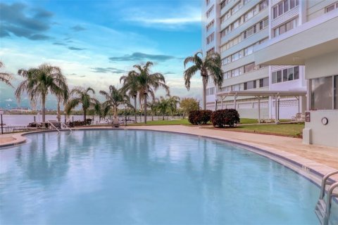 Condo in Clearwater, Florida, 2 bedrooms  № 2235990 - photo 3