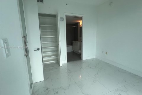 Condo in Miami, Florida, 3 bedrooms  № 1921156 - photo 25