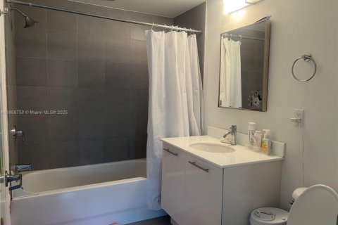 Condo in Miami, Florida, 3 bedrooms  № 1921156 - photo 12