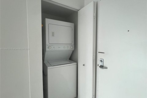 Condo in Miami, Florida, 3 bedrooms  № 1921156 - photo 28