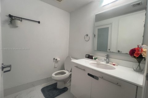 Condo in Miami, Florida, 3 bedrooms  № 1921156 - photo 13