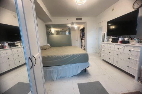 Condo in Miami, Florida, 3 bedrooms  № 1921156 - photo 16