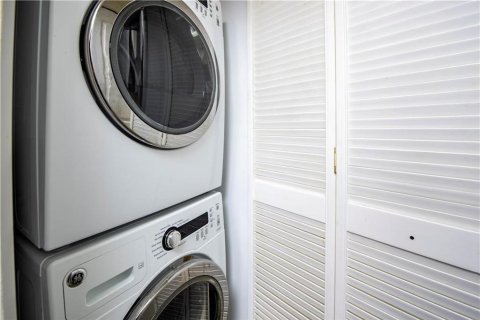 Condo in Fort Lauderdale, Florida, 2 bedrooms  № 2382907 - photo 11