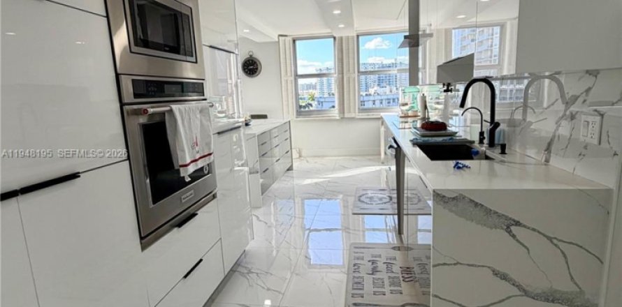 Кондоминиум с 2 спальнями в Халландейл-Бич, Флорида № 2004196