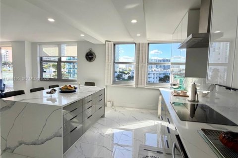 Снять в аренду кондоминиум в Халландейл-Бич, Флорида 2 спальни, 214.14м2, № 2004196 - фото 2