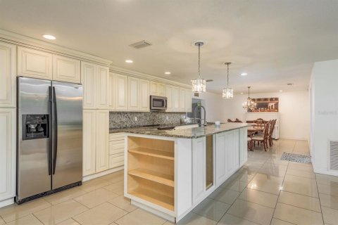 House in Saint Petersburg, Florida 5 bedrooms, 197.88 sq.m. № 1584823 - photo 6