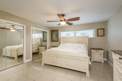 House in Saint Petersburg, Florida 5 bedrooms, 197.88 sq.m. № 1584823 - photo 11