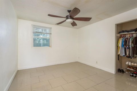 House in Saint Petersburg, Florida 5 bedrooms, 197.88 sq.m. № 1584823 - photo 17