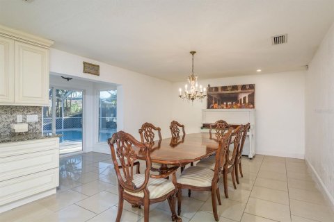 House in Saint Petersburg, Florida 5 bedrooms, 197.88 sq.m. № 1584823 - photo 10
