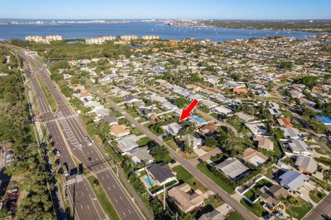 House in Saint Petersburg, Florida 5 bedrooms, 197.88 sq.m. № 1584823 - photo 2