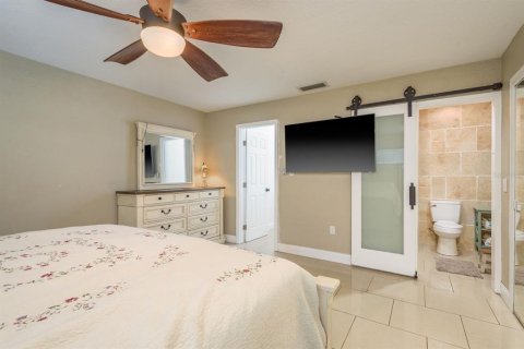 House in Saint Petersburg, Florida 5 bedrooms, 197.88 sq.m. № 1584823 - photo 12