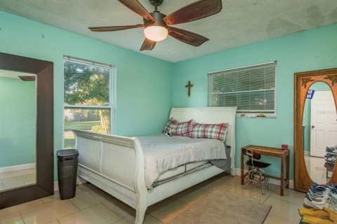 House in Saint Petersburg, Florida 5 bedrooms, 197.88 sq.m. № 1584823 - photo 15